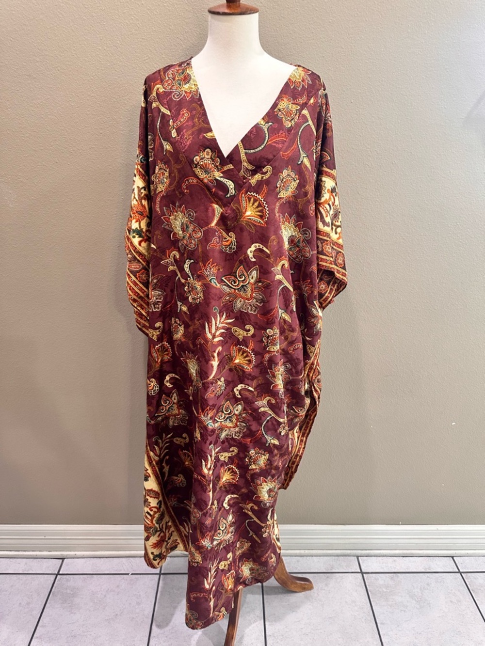 Simply Basic Vintage Boho Paisley V-Neck Kaftan in Burgundy Gold One Size - Picture 3 of 16